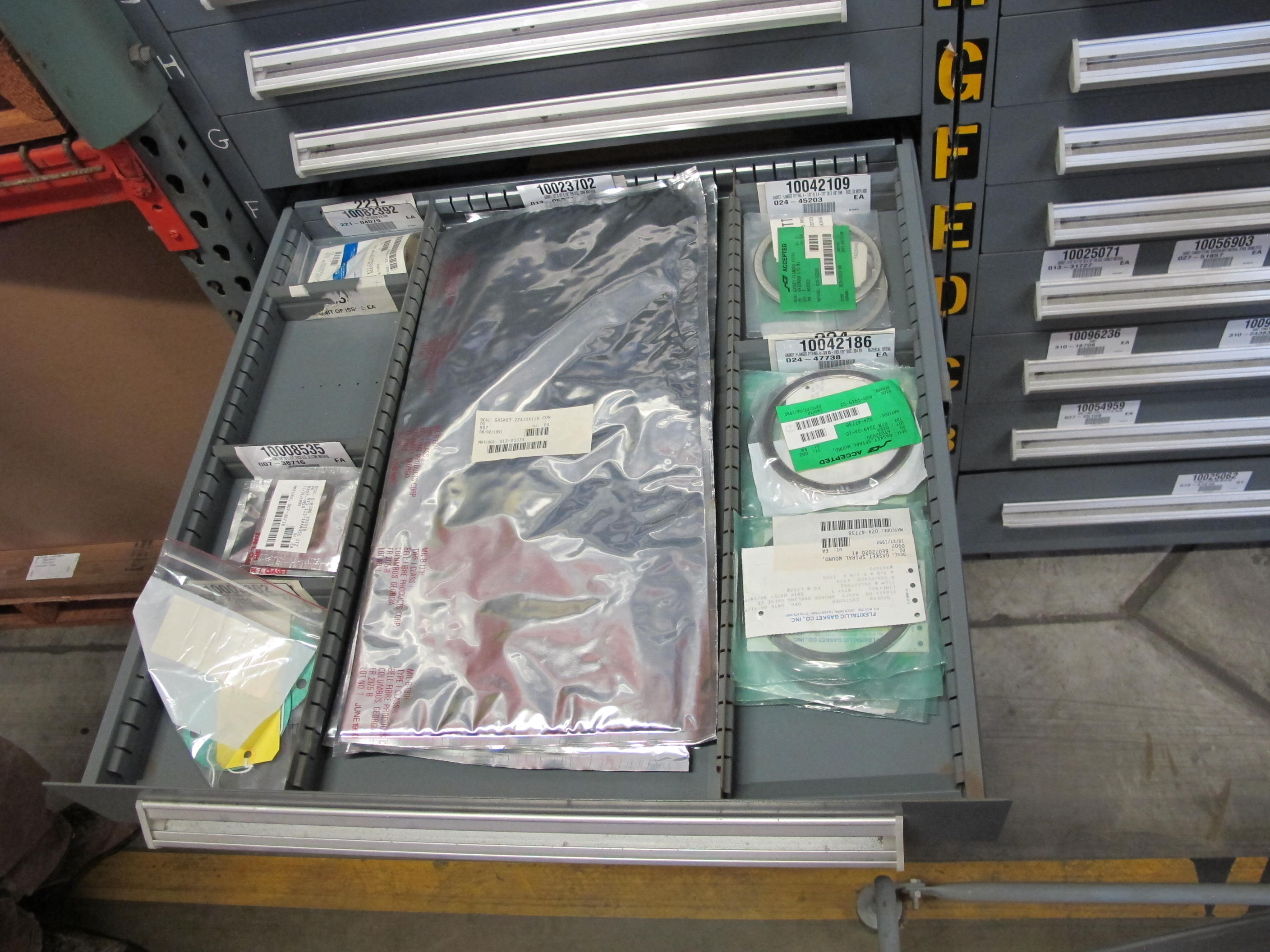 STANLEY VIDMAR HEAVY DUTY 12-DRAWER PARTS CABINET W/ CONTENTS (W-50) LOADING & HANDLING FEE $25-